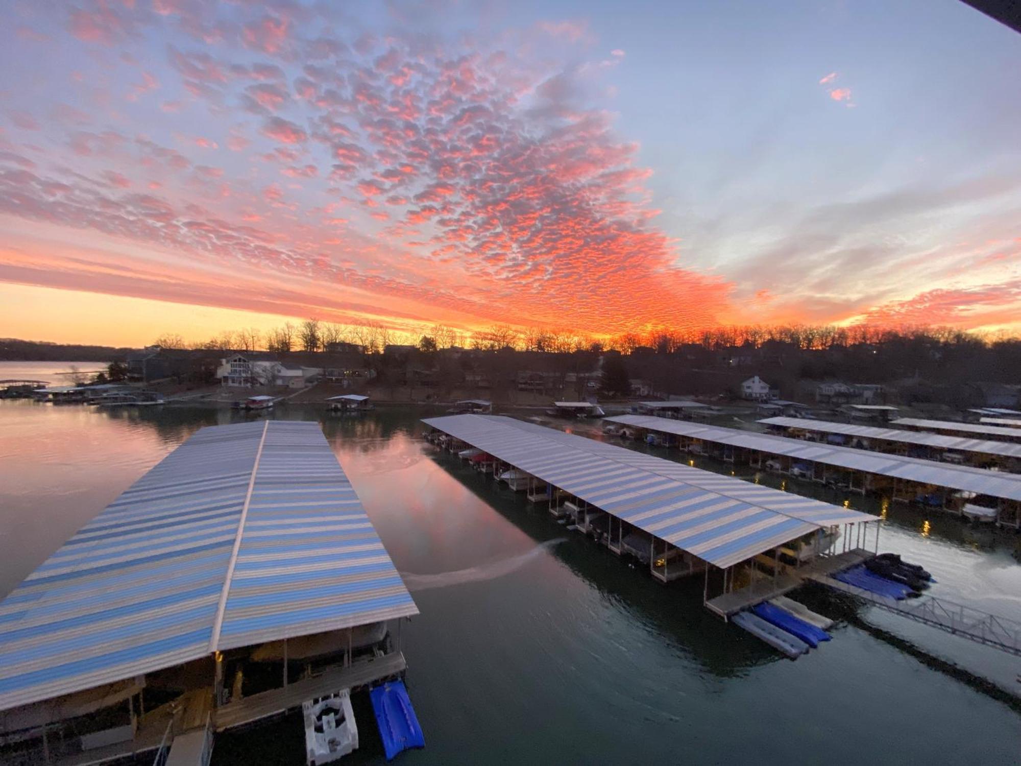 B Lakefront! Remodeled, Boat Slip, Patio Views, Pool, Boat Ramp, Wifi شاطئ أوسيدج المظهر الخارجي الصورة